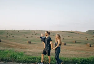 imagem de uma família passeando no campo