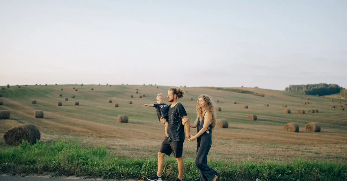 imagem de uma família passeando no campo