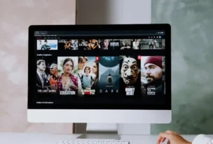 Imagem de uma televisão com Streaming na tela