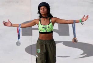 Rayssa Leal com suas medalhas