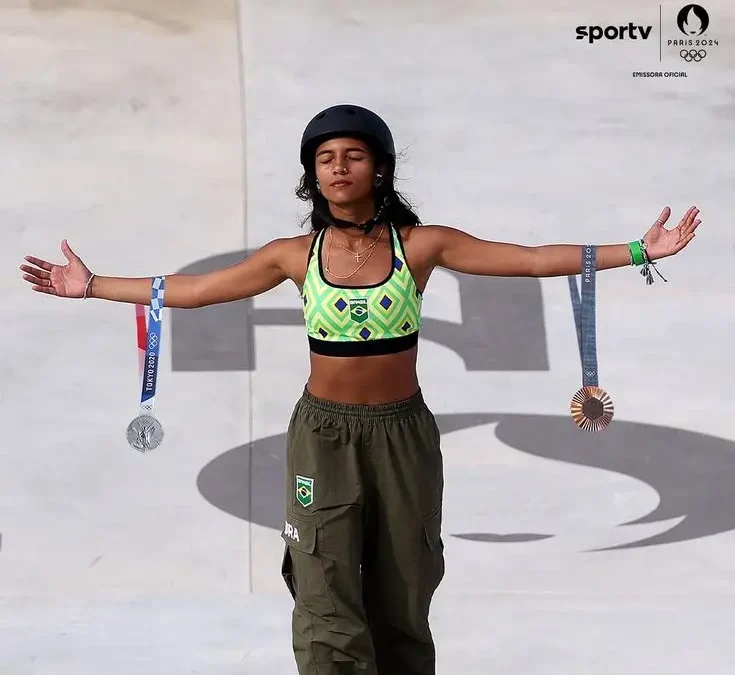 Rayssa Leal com suas medalhas