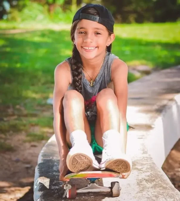 Imagem de Rayssa Leal sentada em um skate