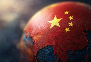 Globo terrestre com a bandeira da Cina por cima dele