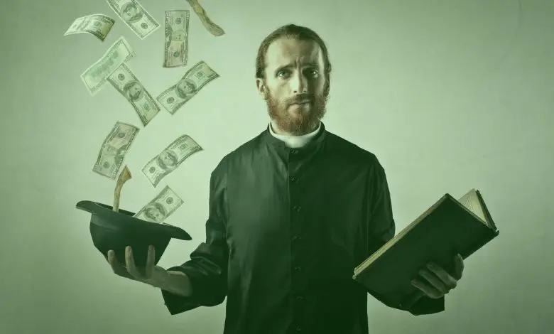 Imagem de um Homem com a bíblia na mão e na outra com um chapéu saindo dinheiro de dentro