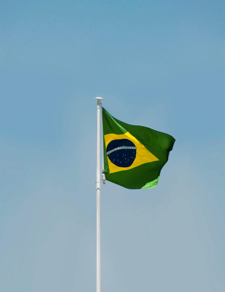 imagem da Bandeira do Brasil em um mastro 