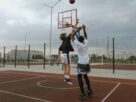 jovens jogando basquete
