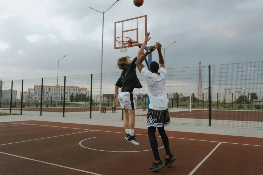 jovens jogando basquete